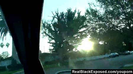 Негритянка сосет в машине