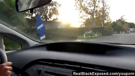 Негритянка сосет в машине