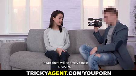 Брюнетка на кастинге снялась в очень откровенном фильме