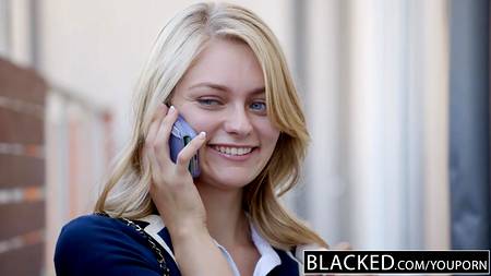 Мускулистый чернокожий мужик исполнил все желание белой девицы.