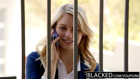 Мускулистый чернокожий мужик исполнил все желание белой девицы.