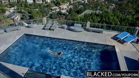 Мускулистый чернокожий мужик исполнил все желание белой девицы.