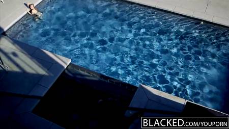 Мускулистый чернокожий мужик исполнил все желание белой девицы.