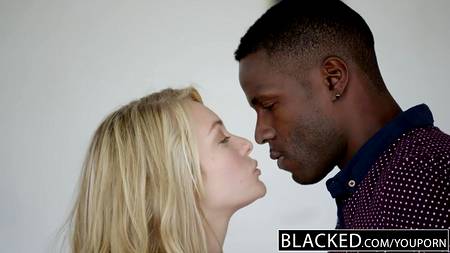 Мускулистый чернокожий мужик исполнил все желание белой девицы.