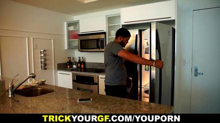 Брюнетка с татуировкой на руке отдалась с закрытыми глазами