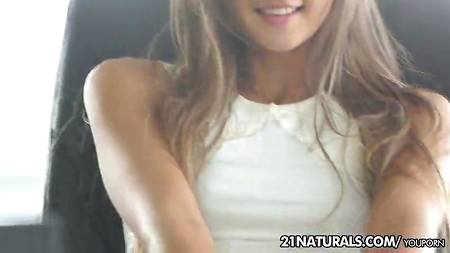 Красивая молодая девушка подрочила вареник на столе