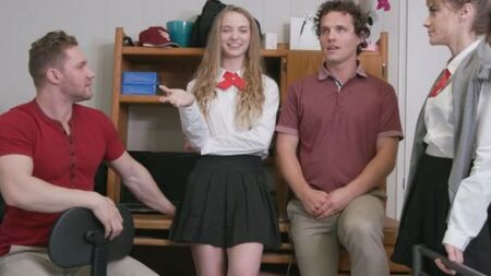 Двое крепких кобелей оприходовали в квартире молодых студенток