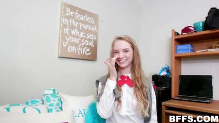 Двое крепких кобелей оприходовали в квартире молодых студенток