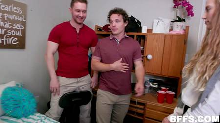 Двое крепких кобелей оприходовали в квартире молодых студенток