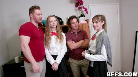 Двое крепких кобелей оприходовали в квартире молодых студенток