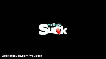 Смелая девушка устроила симпатичный домашний стриптиз