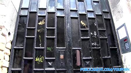 Заплатил и трахнул в подъезде молодую сучку с шикарным телом