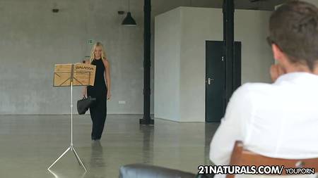 Блондинка удовлетворяет мужчину с завязанными глазами