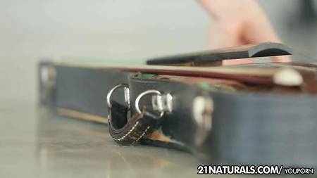 Блондинка удовлетворяет мужчину с завязанными глазами