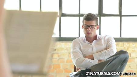 Блондинка удовлетворяет мужчину с завязанными глазами