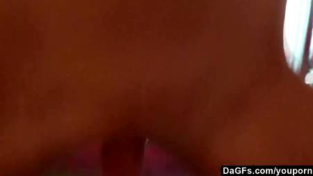 Пальцы мужика сделали приятное вагине красавицы