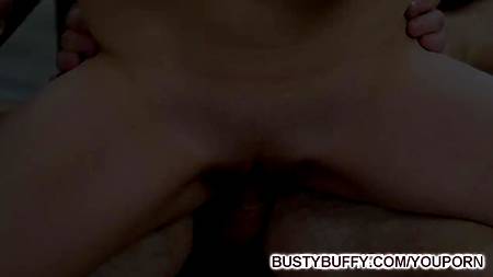 Русская девушка с очень большими титьками порадовала ухажера