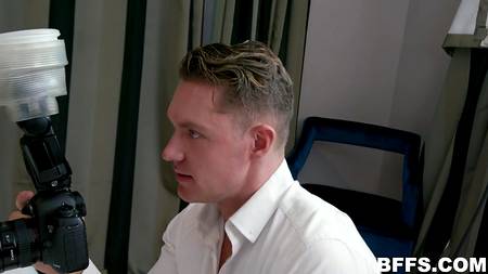 Мускулистый фотограф сношает в студии трех сексапильных моделей