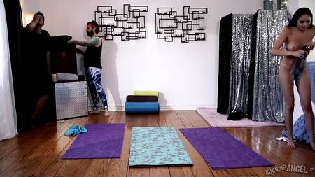 Двое кобелей выебали на тренировке сексапильную тренершу по фитнесу