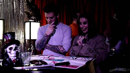 Двое кобелей выебали на тренировке сексапильную тренершу по фитнесу