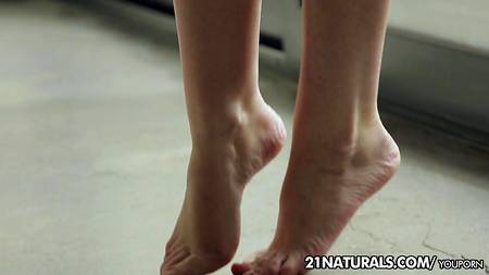 Милая парочка пробует заняться интересным футфетишем