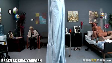 Больной изменил своей девушке с медсестрой