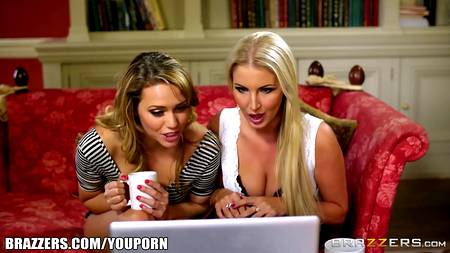 Сисястые молодки развлекают друга с помощью секса втроем