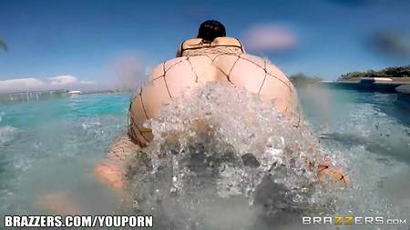 Брюнетка ощутила большой член в своей заднице