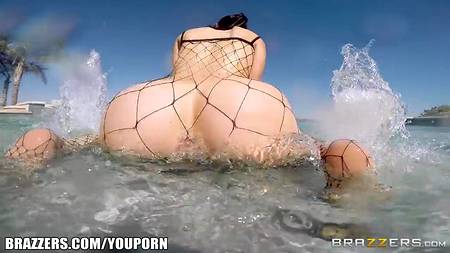 Брюнетка ощутила большой член в своей заднице