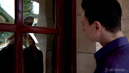 Зрелая женщина лишает девственности молодого пацана