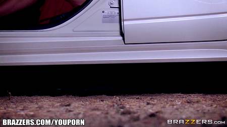 Обезоружил и трахнул страстную брюнетку