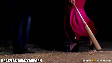 Обезоружил и трахнул страстную брюнетку