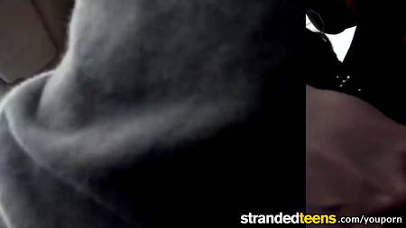 Блондинка поработала ротиком и вагиной в автомобиле