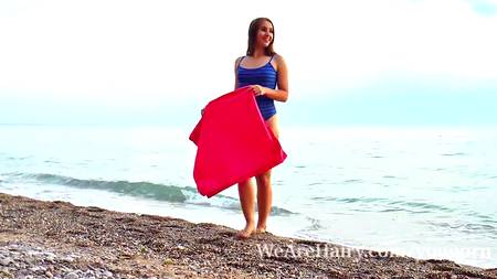 Гибкая девушка демонстрирует на закате свои изящные формы