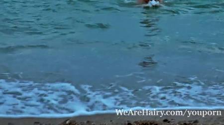 Гибкая девушка демонстрирует на закате свои изящные формы