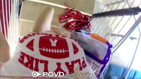 Страстная блондинка сосет огромный член перед спариванием