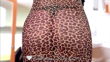 Темноволосая путана с большими сиськами готова к домашней ебле