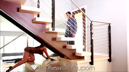 Темноволосая путана с большими сиськами готова к домашней ебле