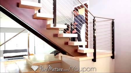 Темноволосая путана с большими сиськами готова к домашней ебле