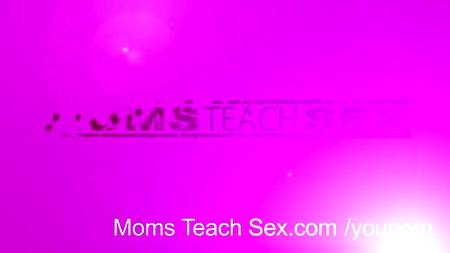 Две подружки переспали с неугомонным молодым человеком