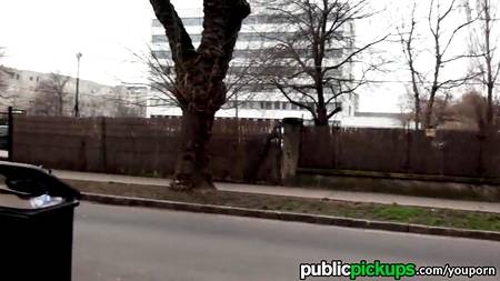 Красотку раскрутили на секс в заснеженном лесном массиве