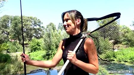 Мужик ебет зрелую женушку в очко на отдыхе возле речки