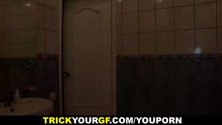 Парень позвал любовника своей девушки для домашнего шоу