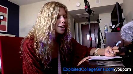 Красавчик насадил на член молоденькую девушку