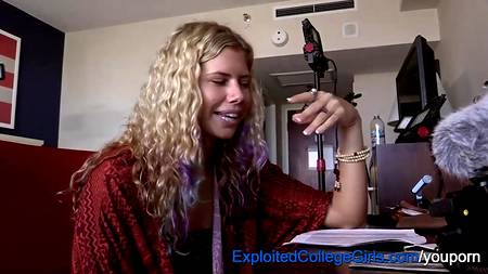 Красавчик насадил на член молоденькую девушку