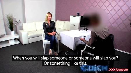 Модель на кастинге отсасывает возбужденный член режиссера