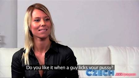 Модель на кастинге отсасывает возбужденный член режиссера