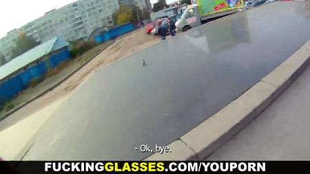 Стройная девушка познакомилась на улице с приятным собеседником