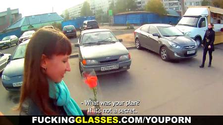 Стройная девушка познакомилась на улице с приятным собеседником