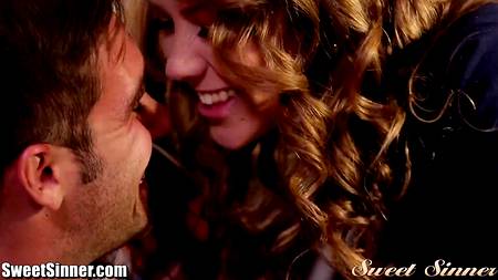 Студентка возбудила парня своим изящным телом